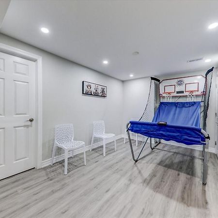 טורונטו Stunning 7 Bedroom Rougeview Home With 2 Kitchens, 5 Bathrooms, Amazing Backyard & 8-Car Parking מראה חיצוני תמונה