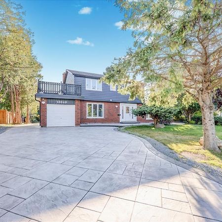 טורונטו Stunning 7 Bedroom Rougeview Home With 2 Kitchens, 5 Bathrooms, Amazing Backyard & 8-Car Parking מראה חיצוני תמונה