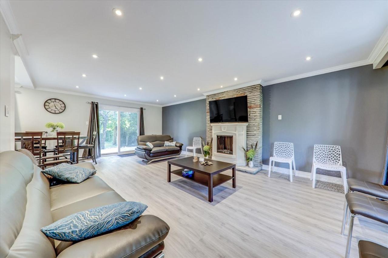 טורונטו Stunning 7 Bedroom Rougeview Home With 2 Kitchens, 5 Bathrooms, Amazing Backyard & 8-Car Parking מראה חיצוני תמונה