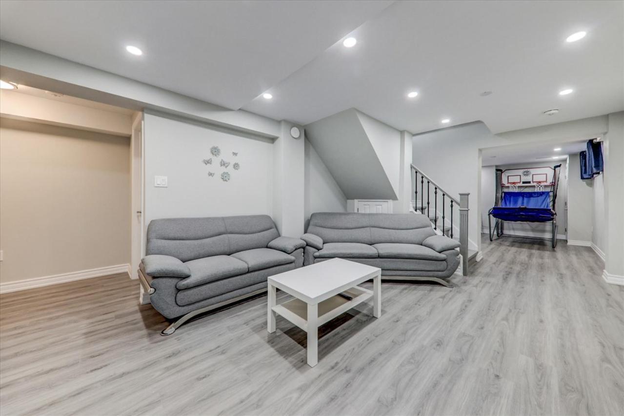טורונטו Stunning 7 Bedroom Rougeview Home With 2 Kitchens, 5 Bathrooms, Amazing Backyard & 8-Car Parking מראה חיצוני תמונה