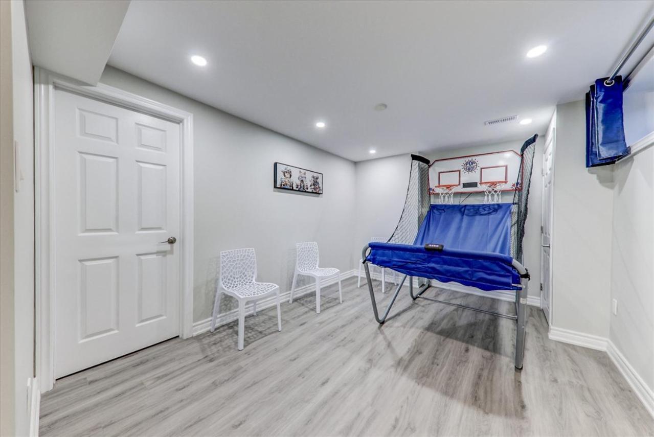 טורונטו Stunning 7 Bedroom Rougeview Home With 2 Kitchens, 5 Bathrooms, Amazing Backyard & 8-Car Parking מראה חיצוני תמונה