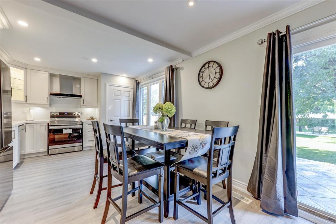 טורונטו Stunning 7 Bedroom Rougeview Home With 2 Kitchens, 5 Bathrooms, Amazing Backyard & 8-Car Parking מראה חיצוני תמונה