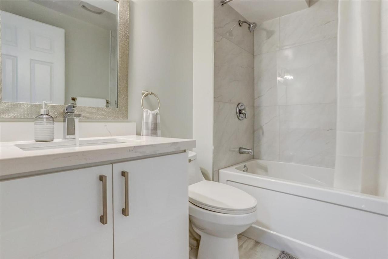 טורונטו Stunning 7 Bedroom Rougeview Home With 2 Kitchens, 5 Bathrooms, Amazing Backyard & 8-Car Parking מראה חיצוני תמונה