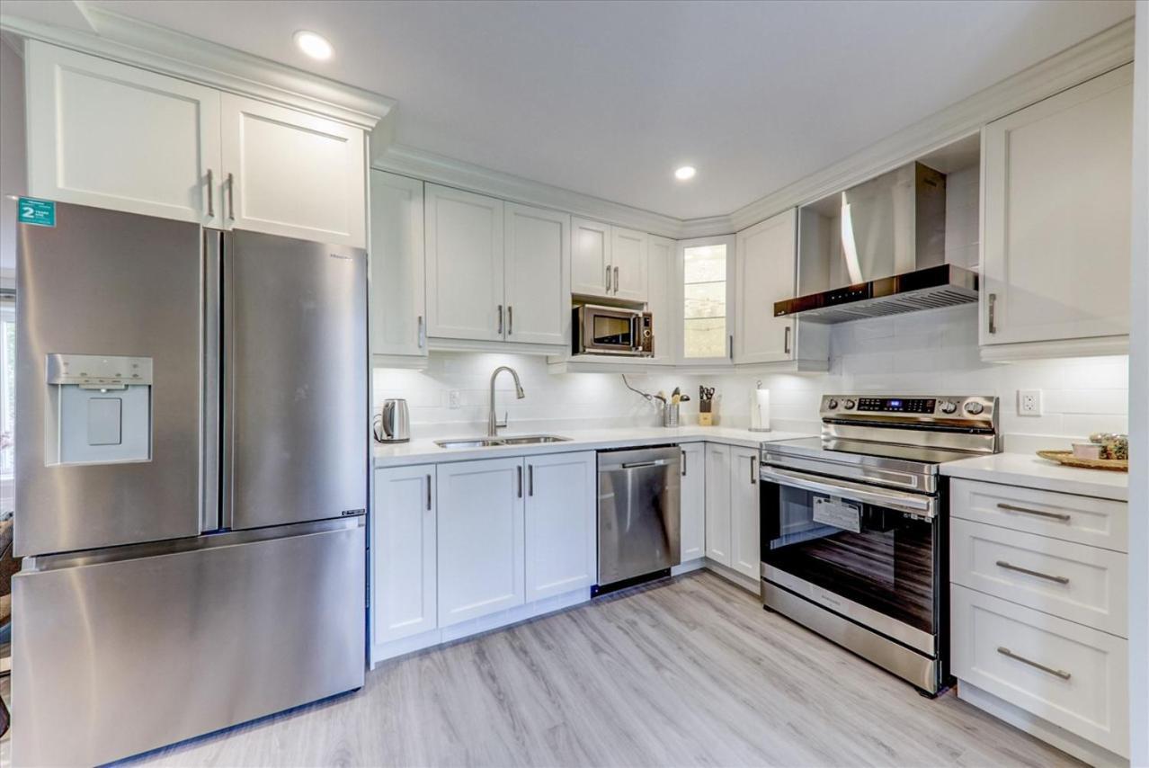 טורונטו Stunning 7 Bedroom Rougeview Home With 2 Kitchens, 5 Bathrooms, Amazing Backyard & 8-Car Parking מראה חיצוני תמונה