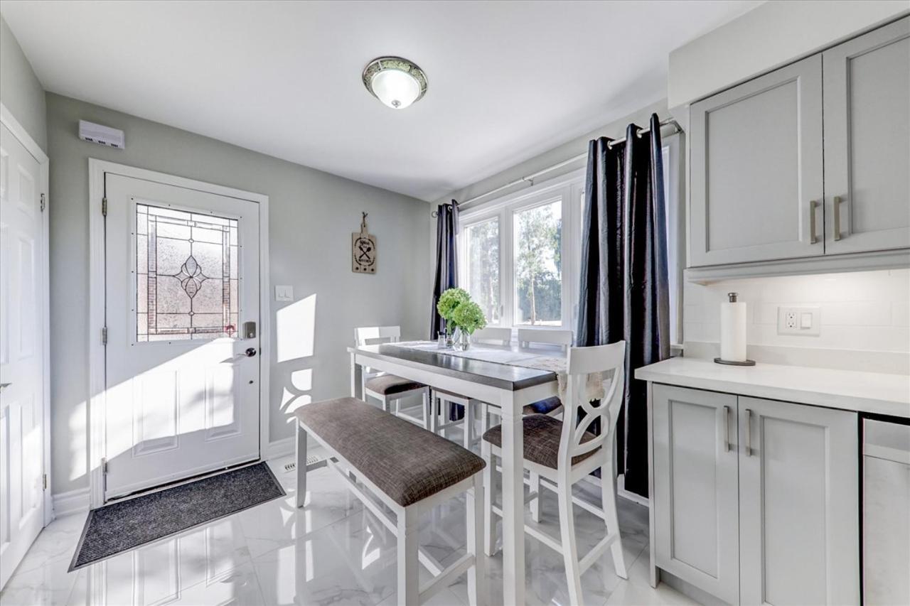 טורונטו Stunning 7 Bedroom Rougeview Home With 2 Kitchens, 5 Bathrooms, Amazing Backyard & 8-Car Parking מראה חיצוני תמונה