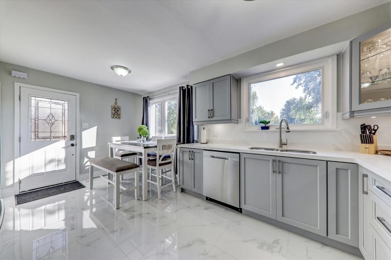 טורונטו Stunning 7 Bedroom Rougeview Home With 2 Kitchens, 5 Bathrooms, Amazing Backyard & 8-Car Parking מראה חיצוני תמונה