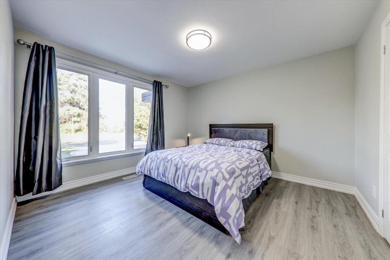 טורונטו Stunning 7 Bedroom Rougeview Home With 2 Kitchens, 5 Bathrooms, Amazing Backyard & 8-Car Parking מראה חיצוני תמונה