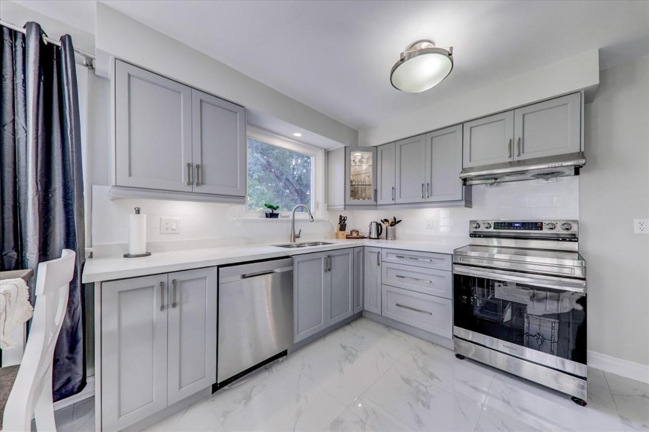 טורונטו Stunning 7 Bedroom Rougeview Home With 2 Kitchens, 5 Bathrooms, Amazing Backyard & 8-Car Parking מראה חיצוני תמונה
