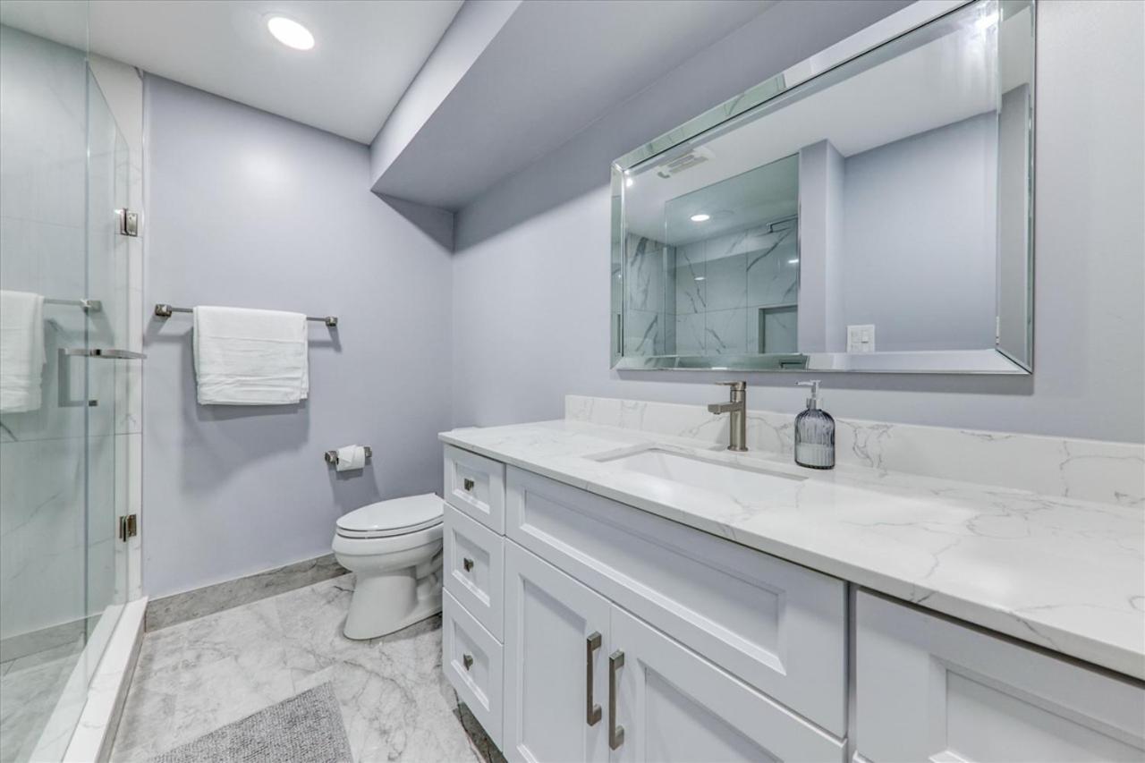 טורונטו Stunning 7 Bedroom Rougeview Home With 2 Kitchens, 5 Bathrooms, Amazing Backyard & 8-Car Parking מראה חיצוני תמונה