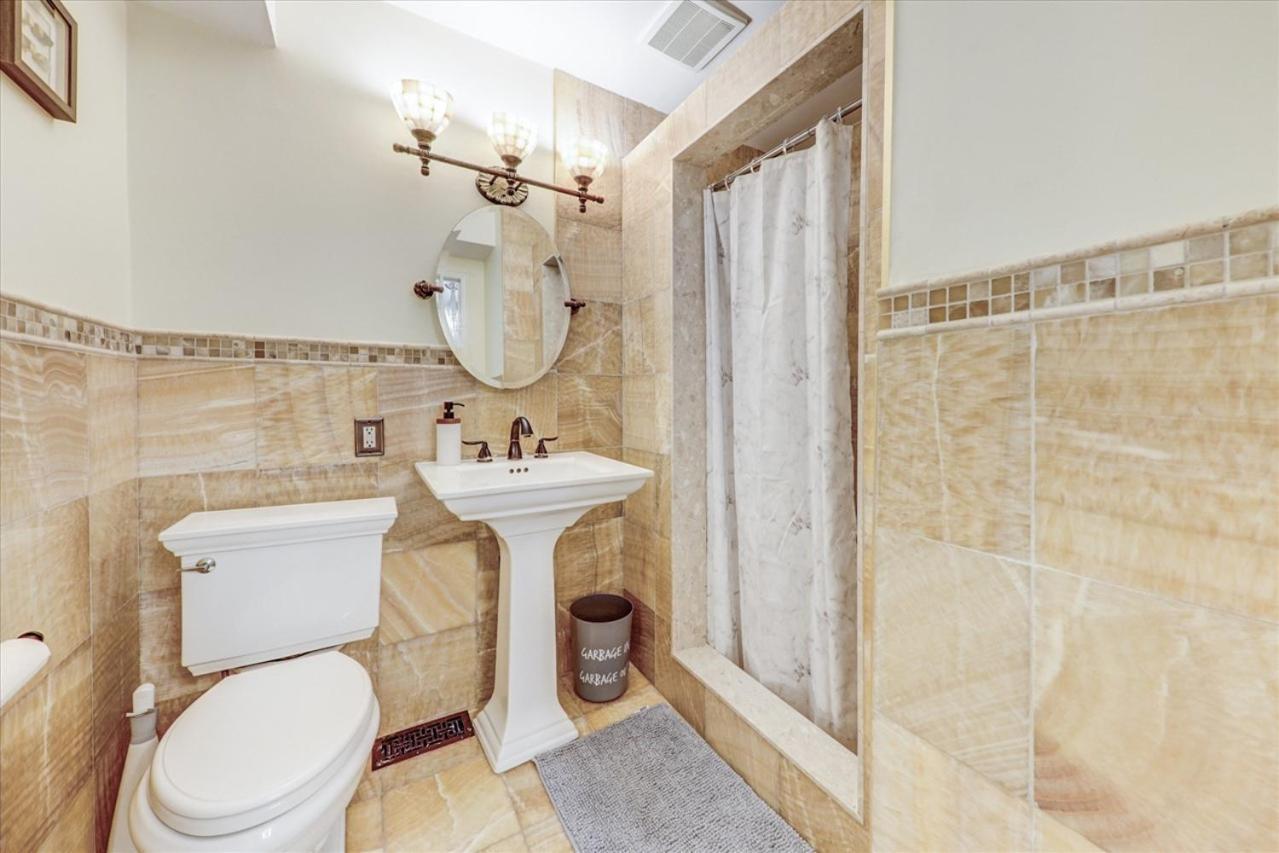טורונטו Stunning 7 Bedroom Rougeview Home With 2 Kitchens, 5 Bathrooms, Amazing Backyard & 8-Car Parking מראה חיצוני תמונה