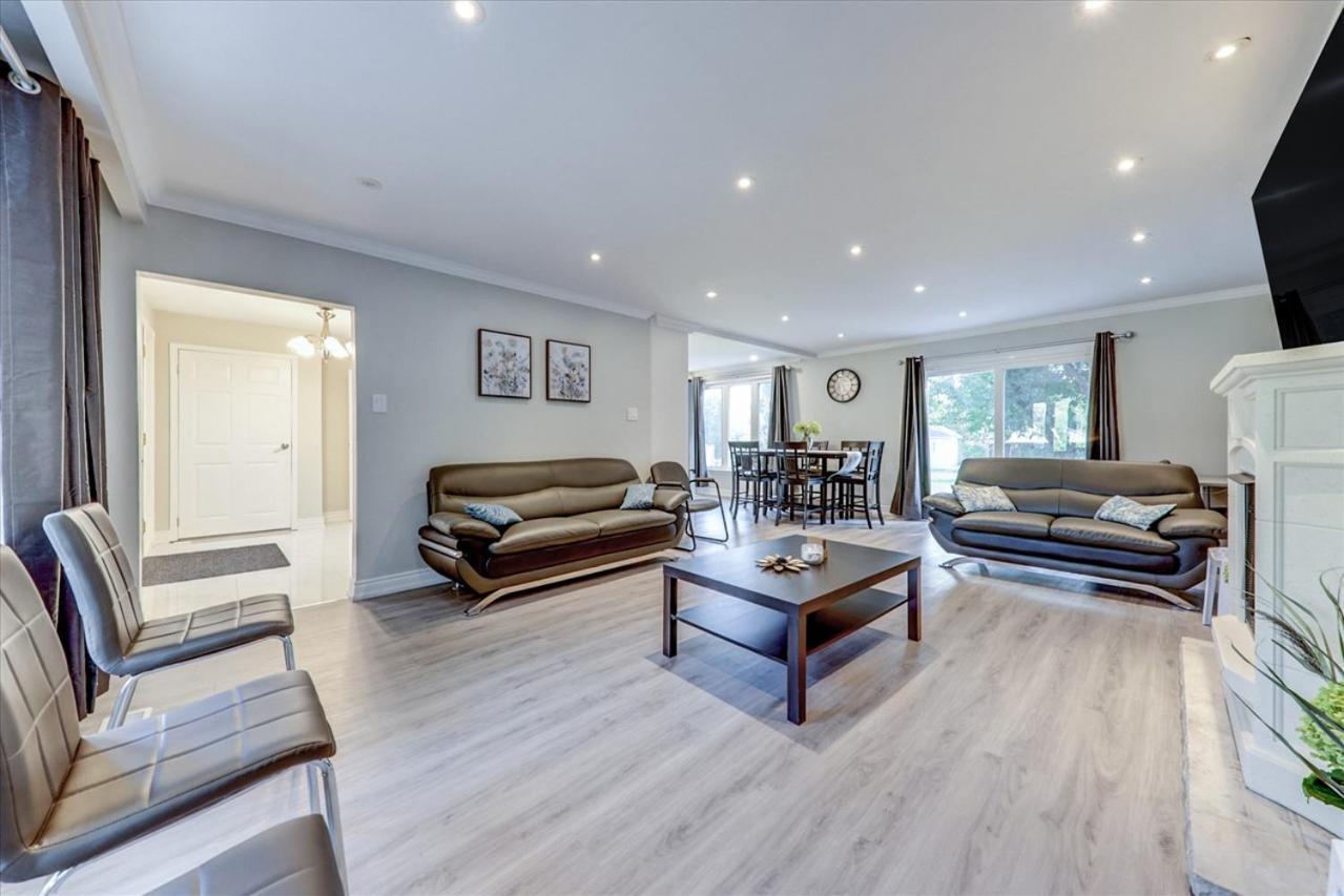טורונטו Stunning 7 Bedroom Rougeview Home With 2 Kitchens, 5 Bathrooms, Amazing Backyard & 8-Car Parking מראה חיצוני תמונה