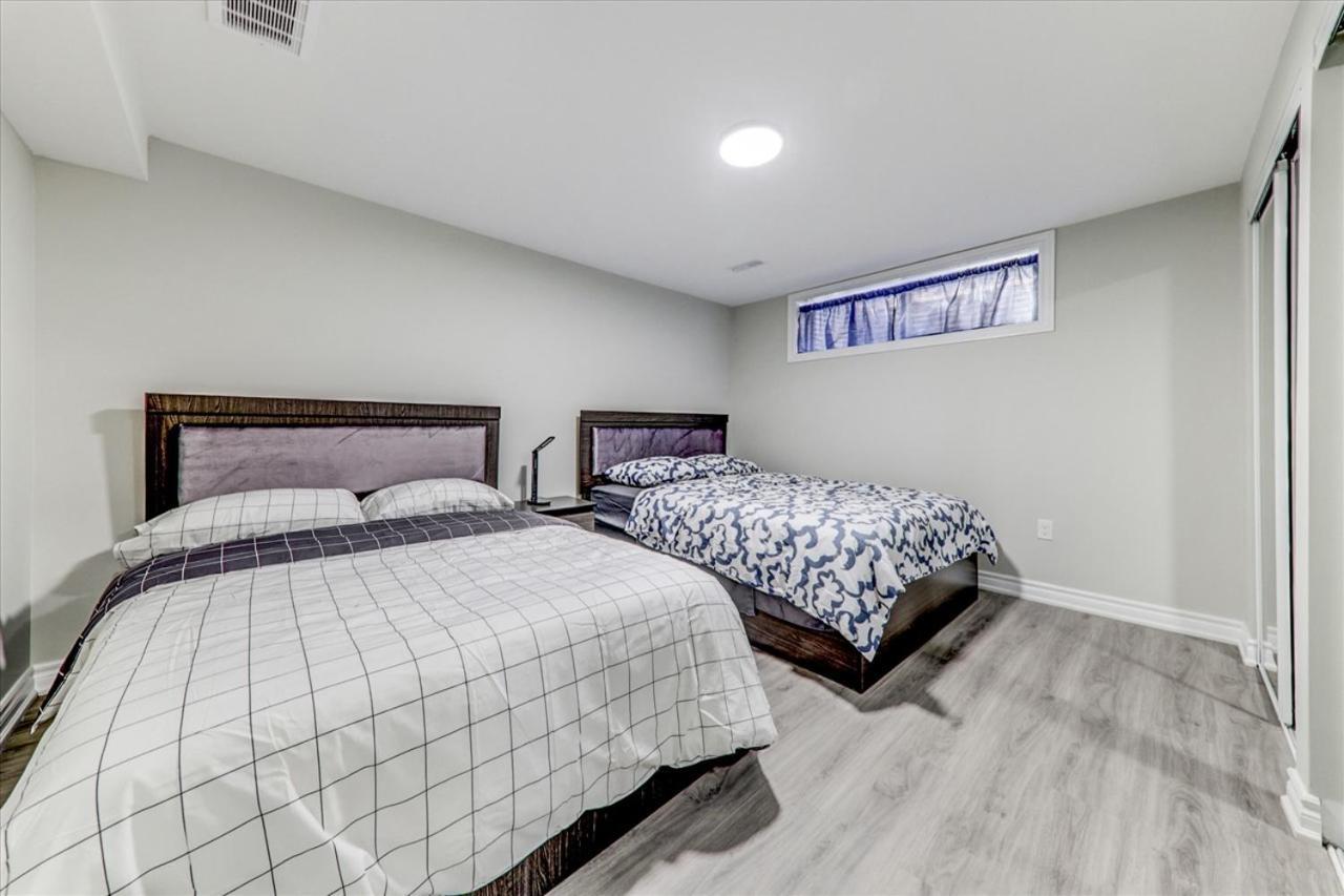 טורונטו Stunning 7 Bedroom Rougeview Home With 2 Kitchens, 5 Bathrooms, Amazing Backyard & 8-Car Parking מראה חיצוני תמונה