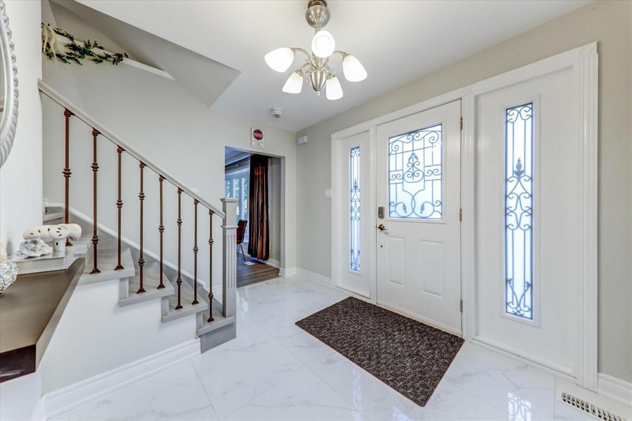 טורונטו Stunning 7 Bedroom Rougeview Home With 2 Kitchens, 5 Bathrooms, Amazing Backyard & 8-Car Parking מראה חיצוני תמונה